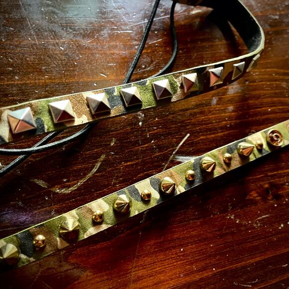 💥2 for $20💥 Matching Pyramid Spiked Camouflaged Bracelet & Hat Band - Picture 3 of 3